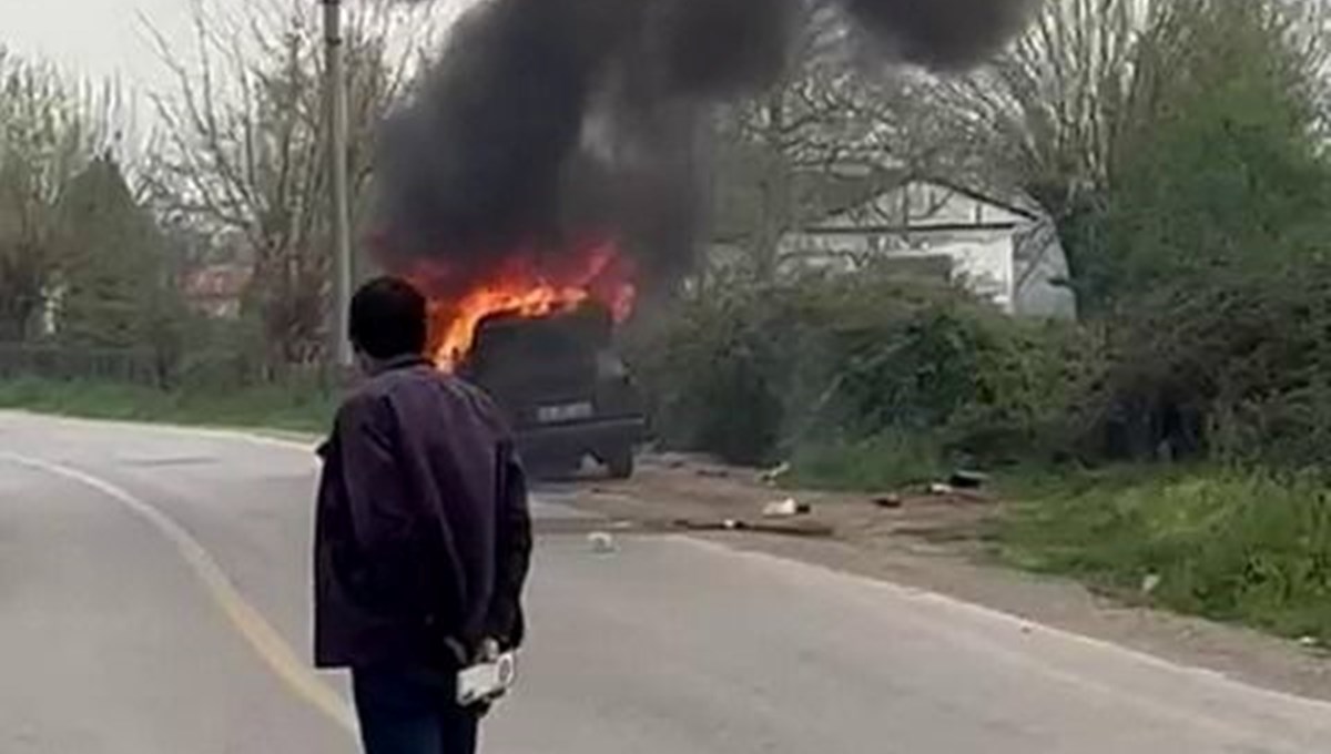 Sakarya'da alev alan otomobil kullanılamaz hale geldi