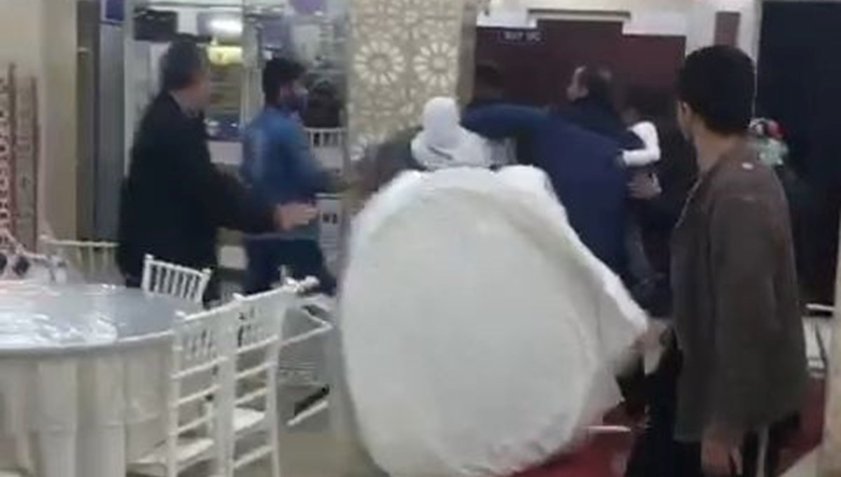 Düğünde meydan kavgası: Masa ve sandalyeler havada uçuştu