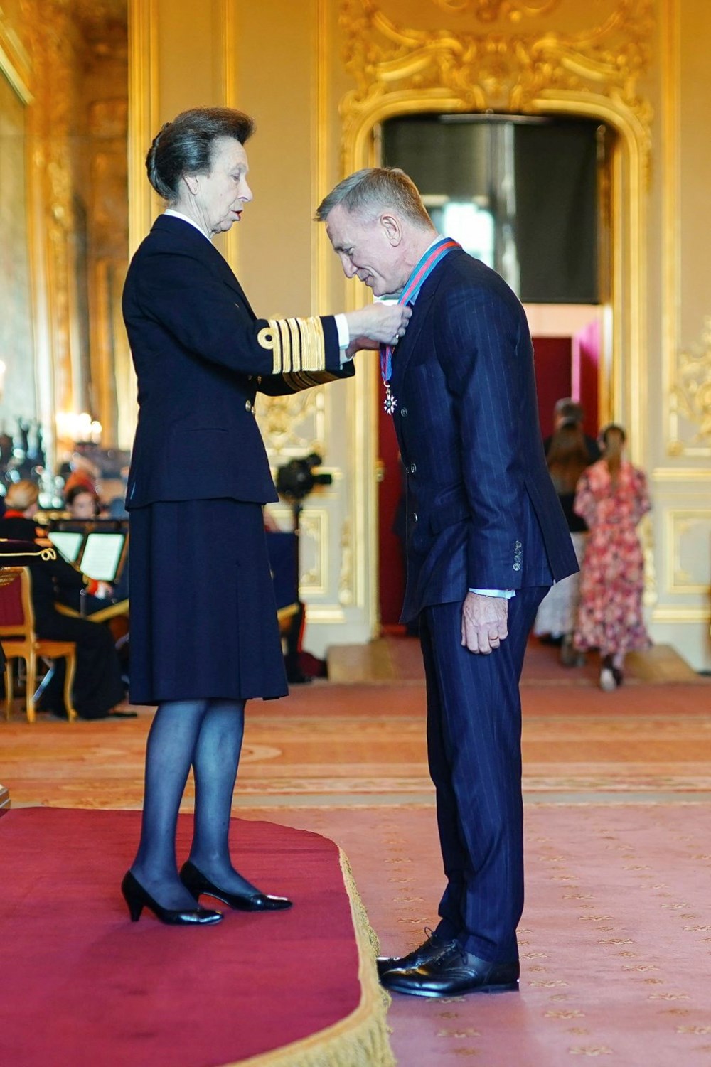 Daniel Craig'e kraliyet nişanı verildi - 2