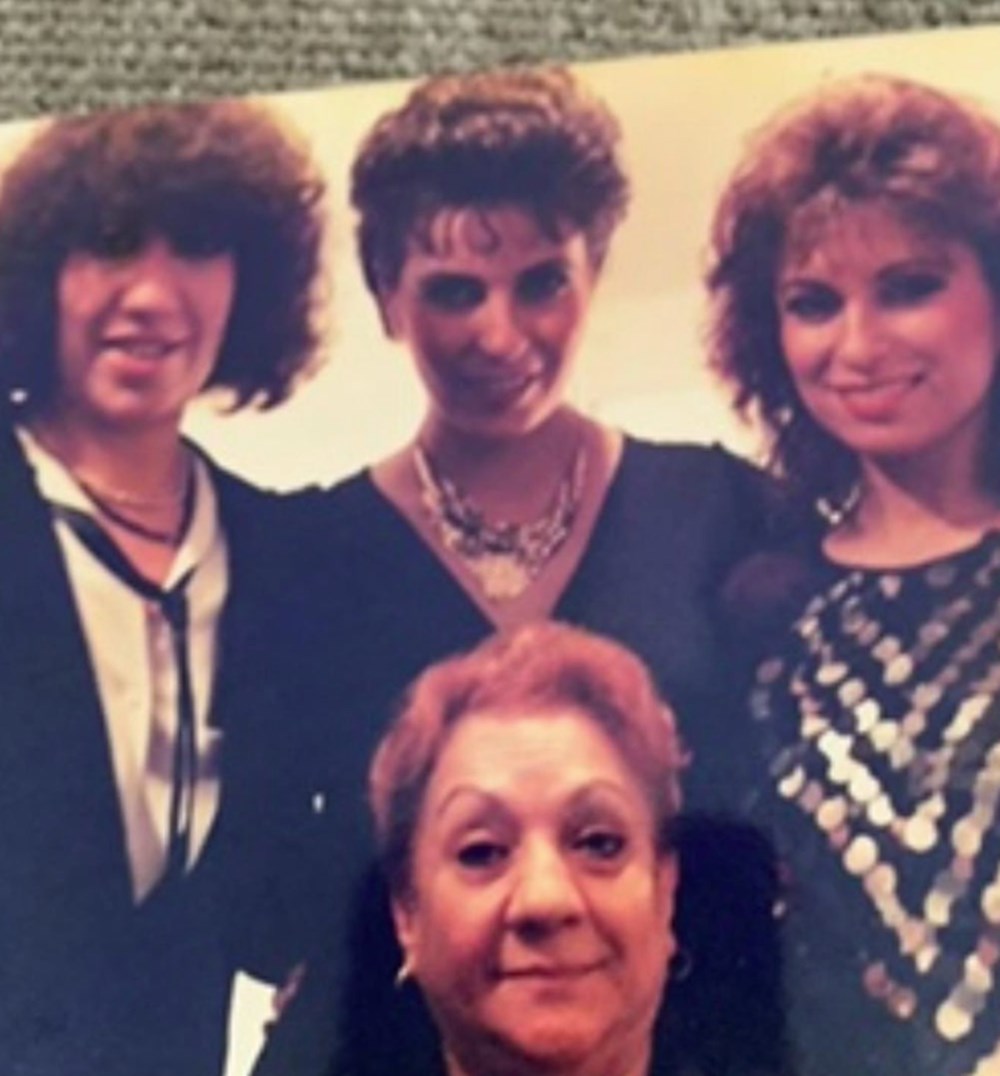 Su Burcu Yazgı Coşkun'dan nostaljik kare (Ünlülerin çocukluk ve gençlik halleri) - 221