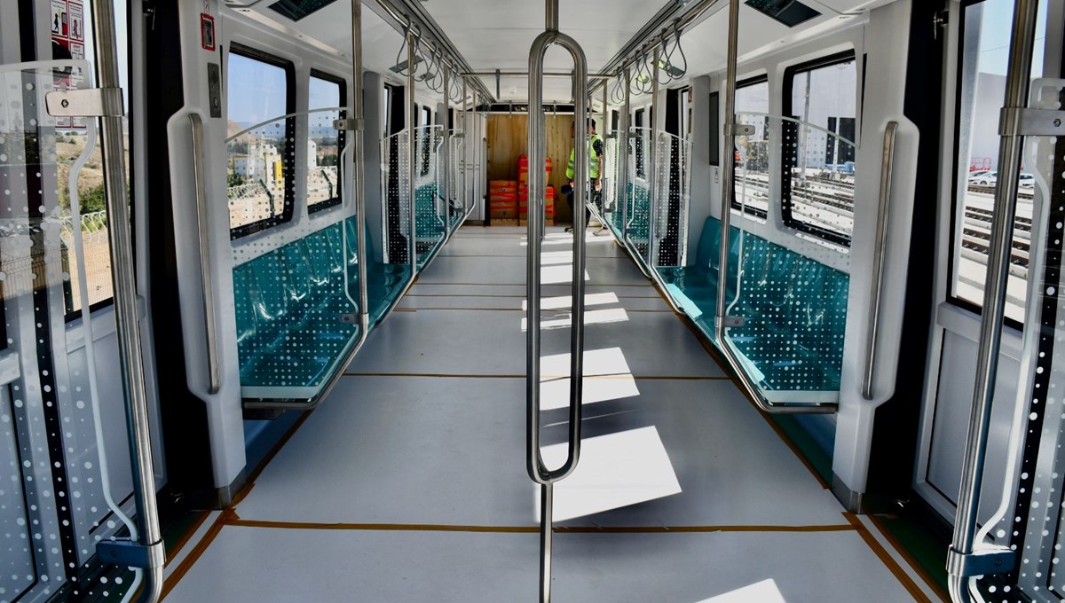 İlk yerli ve milli sürücüsüz metro aracı raylara indirildi İlk yerli ve milli sürücüsüz metro aracı raylara indirildi