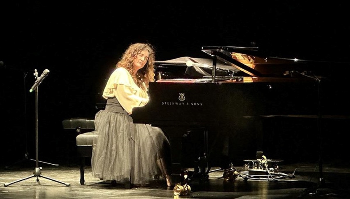 Anjelika Akbar yeni albümünün gala konserini verdi Anjelika Akbar yeni albümünün gala konserini verdi