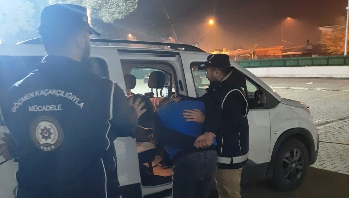 Erzincan'da tır dorsesinde 22 düzensiz göçmen yakalandı Erzincan'da tır dorsesinde 22 düzensiz göçmen yakalandı