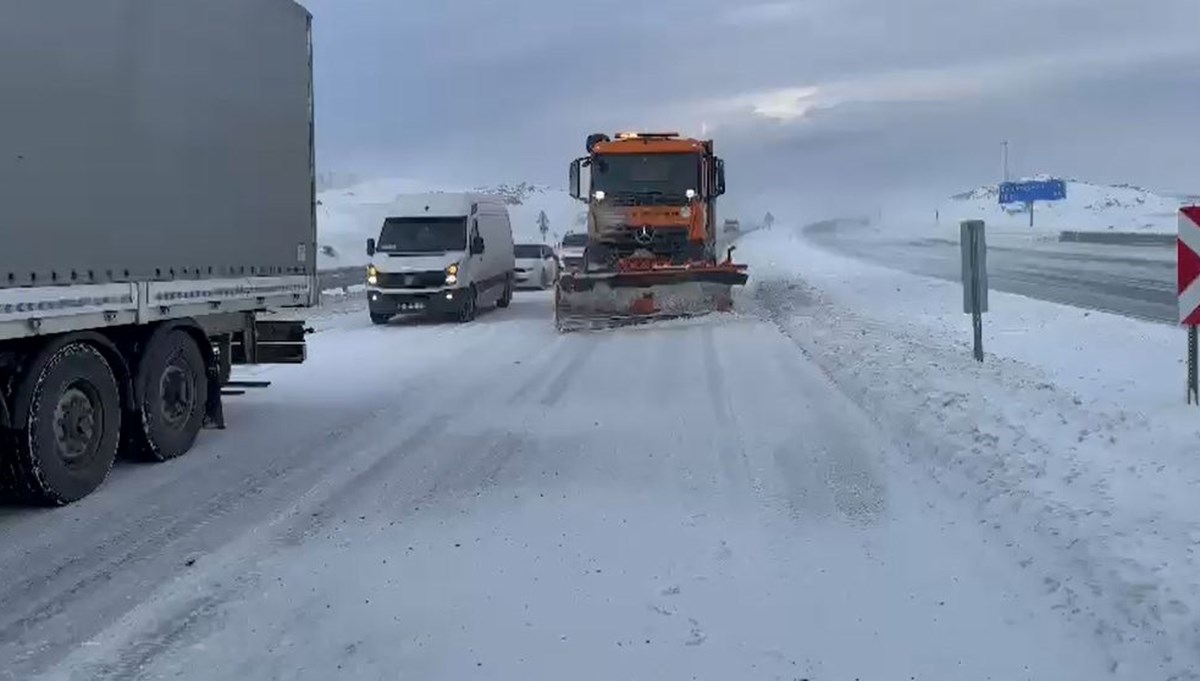 Tendürek Geçidi'nde tipi: Çoğu TIR onlarca araç mahsur kaldı