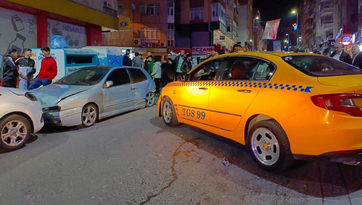 Esenler'de taksi park halindeki otomobile çarptı: 1 yaralı
