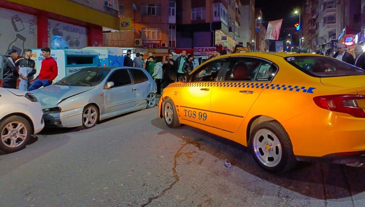 Esenler'de taksi park halindeki otomobile çarptı: 1 yaralı Esenler'de taksi park halindeki otomobile çarptı: 1 yaralı