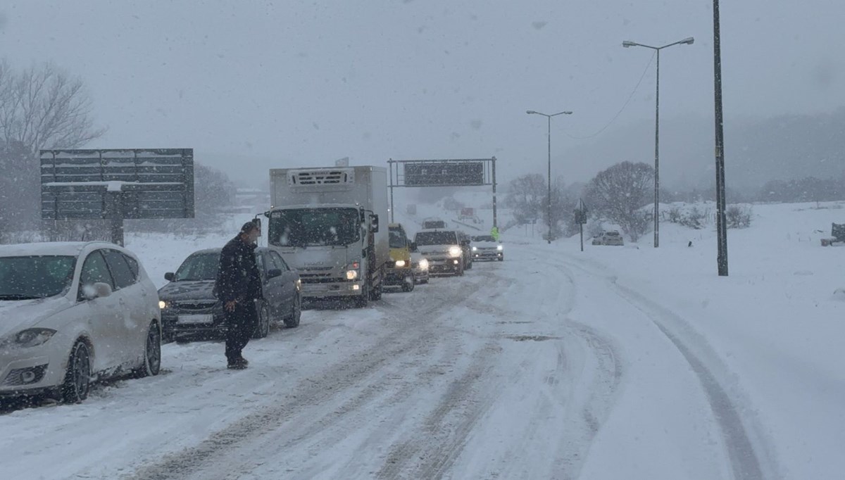 Bolu Dağı geçişi çift yönlü ulaşıma kapandı: Kar aniden bastırdı