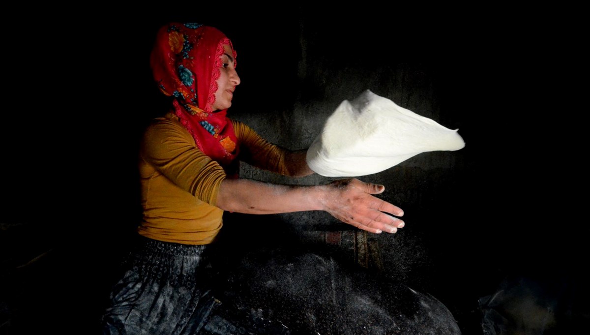 Kadınlar yaz sıcaklarında da tandır mesaisi yapıyor: Sağlıklı ve düşük maliyetli bir lezzet Kadınlar yaz sıcaklarında da tandır mesaisi yapıyor: Sağlıklı ve düşük maliyetli bir lezzet
