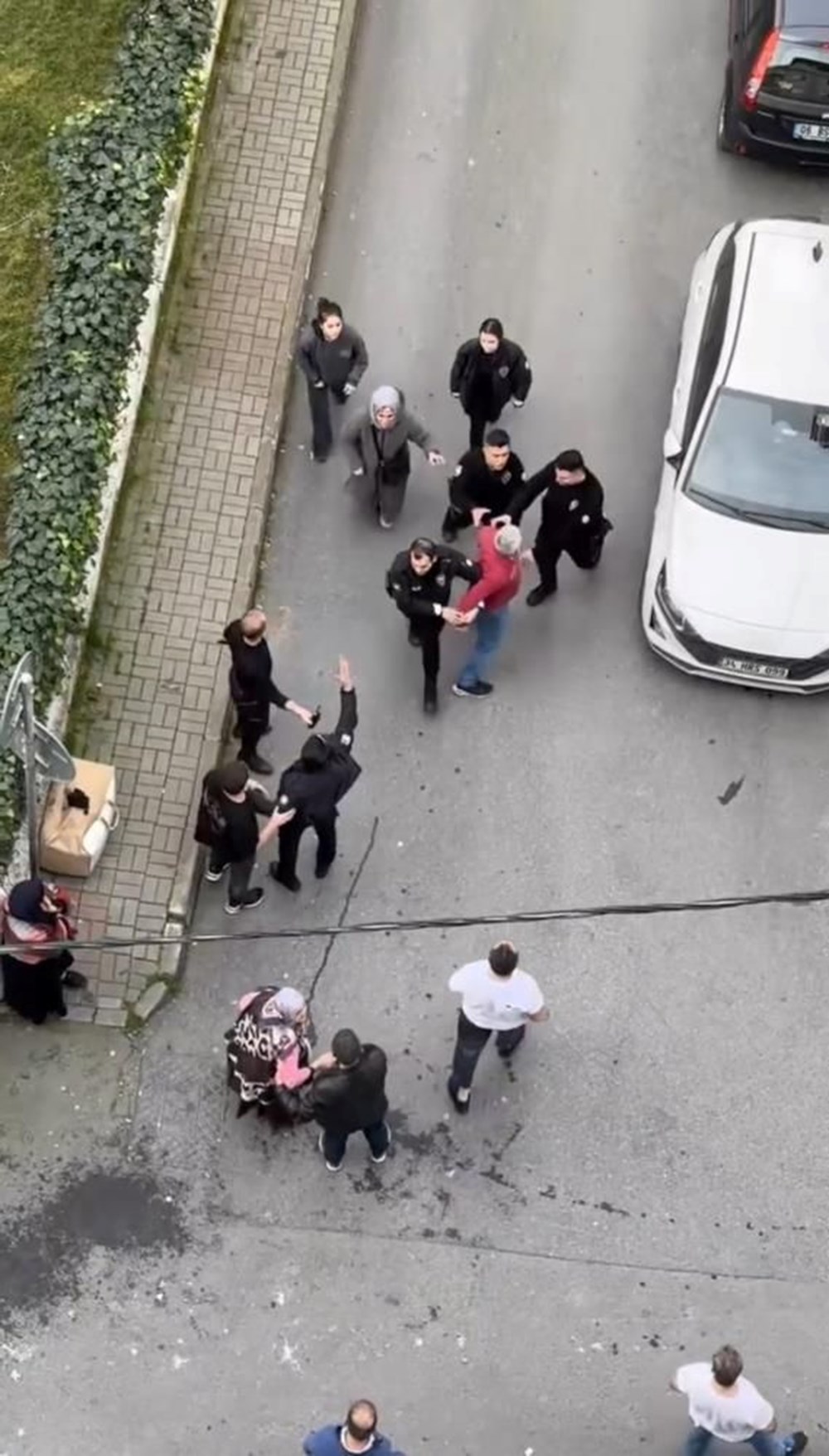 İstanbul’da “Bina kötü kokuyor” kavgası: 7 yaralı - 6