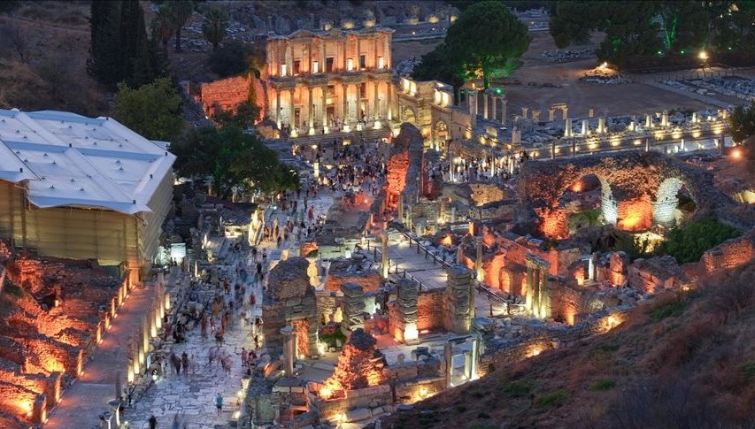 Efes Antik Kenti gece müzeciliğiyle ziyaretçi rekoruna koşuyor