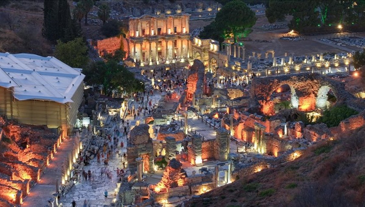 Efes Antik Kenti gece müzeciliğiyle ziyaretçi rekoruna koşuyor Efes Antik Kenti gece müzeciliğiyle ziyaretçi rekoruna koşuyor