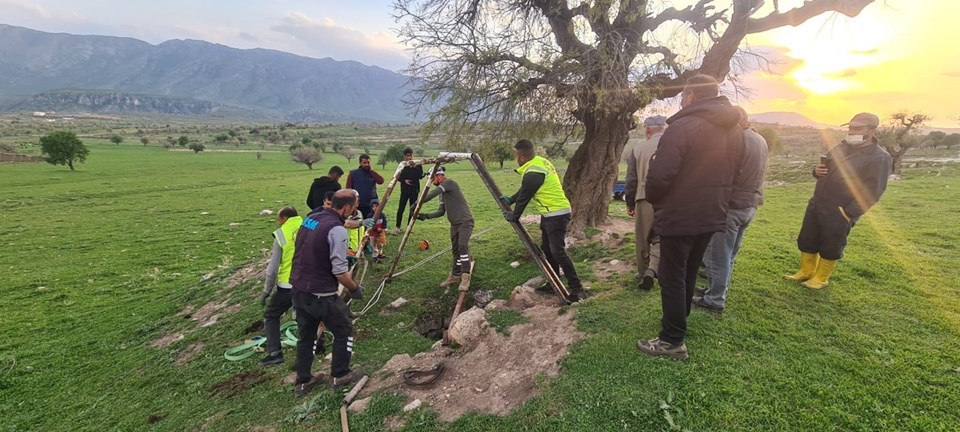 Eruh’ta kuyuya düşen dana kurtarıldı - 1