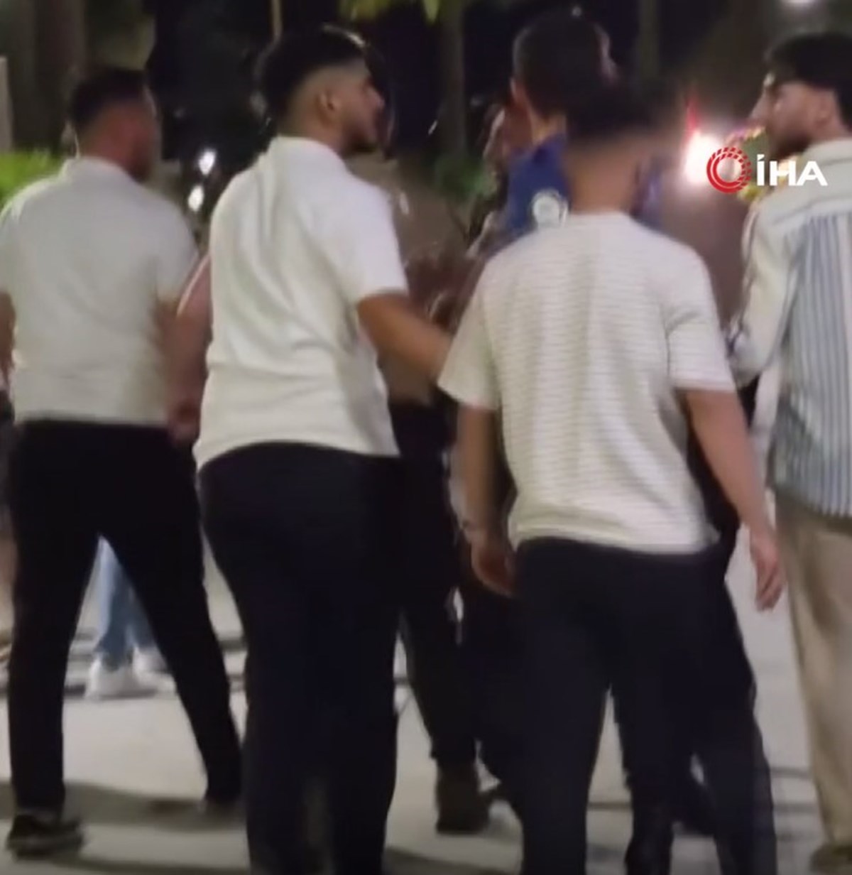 Pastaneden sokağa taşan kavga vatandaşlar tarafından görüntülendi