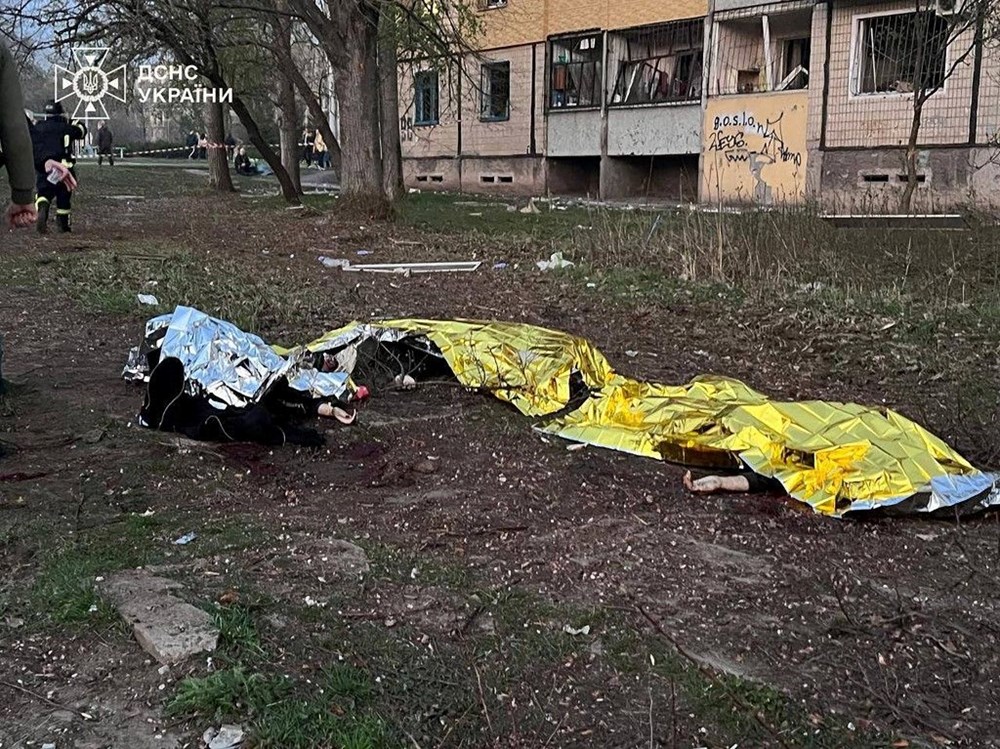 Rusya Zelenski'nin doğduğu yeri balistik füzeyle vurdu: Çocuk parkında cansız bedenler - 6