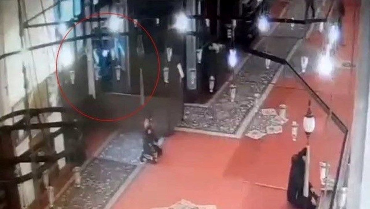 Fatih Camisi'nde bıçakla saldırı davası: İstenen ceza belli oldu Fatih Camisi'nde bıçakla saldırı davası: İstenen ceza belli oldu