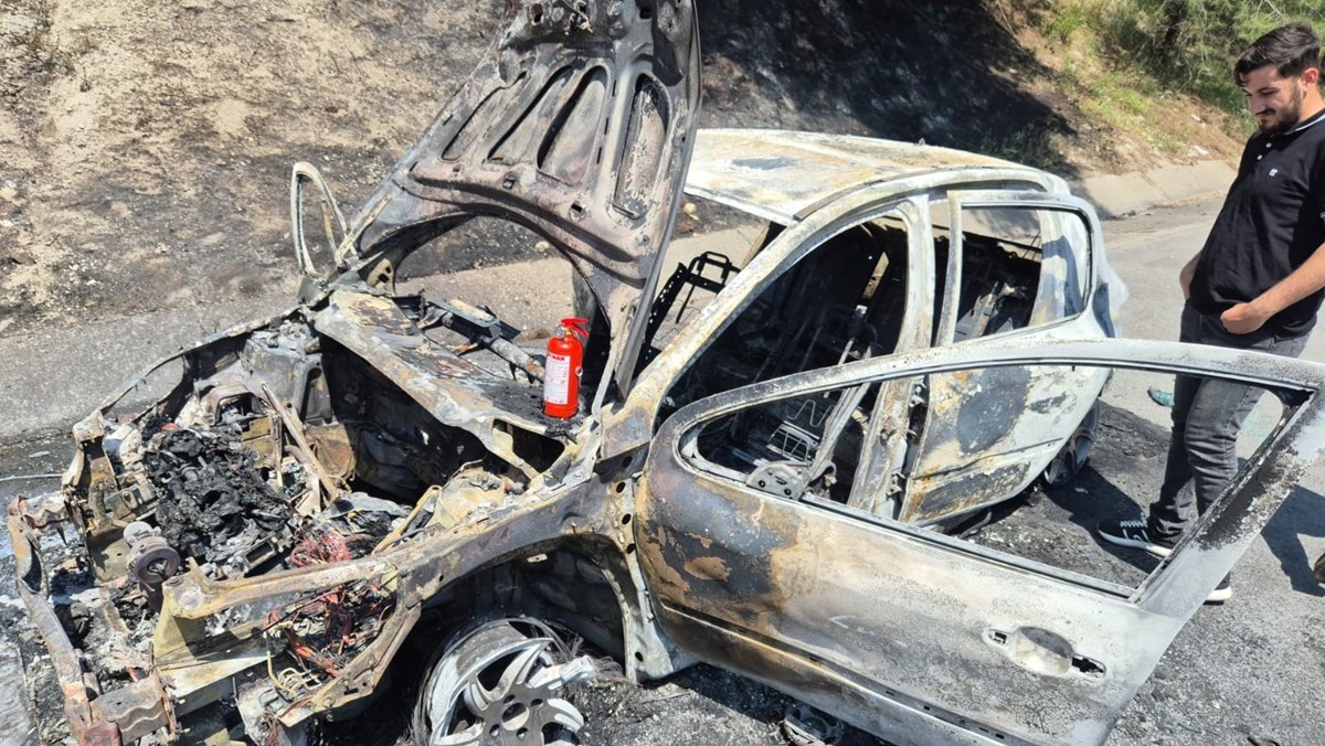 Motor bölgesinde başlayan yangın sonucu otomobil kullanılmaz hale geldi. Motor bölgesinde başlayan yangın sonucu otomobil kullanılmaz hale geldi.