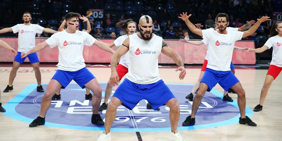 Basketbol maçında “Lösemi ile mücadele dansı” (“Lösemi ise bir çaresi var” dediler) - 1