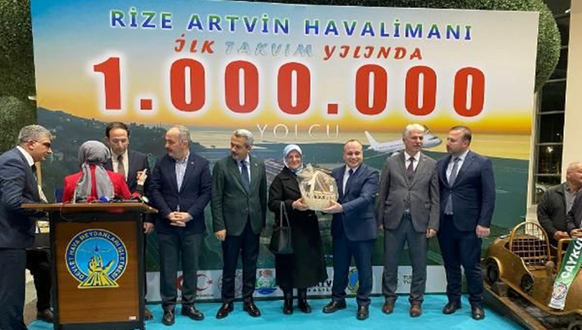 Rize-Artvin Havalimanı'nda 1 milyonuncu yolcu törenle karşılandı