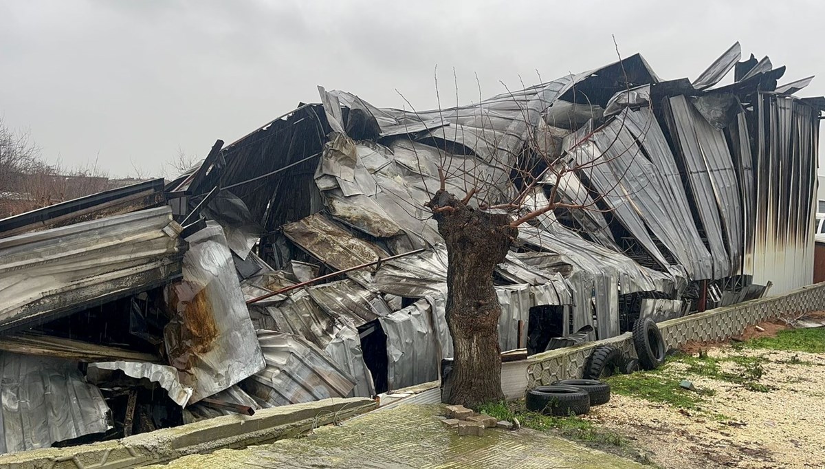 Bursa'da yanan fabrikan hurda yığınına döndü