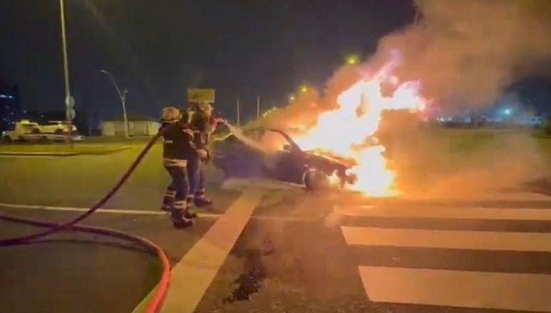 Diyarbakır'da seyir halindeki otomobil alev aldı