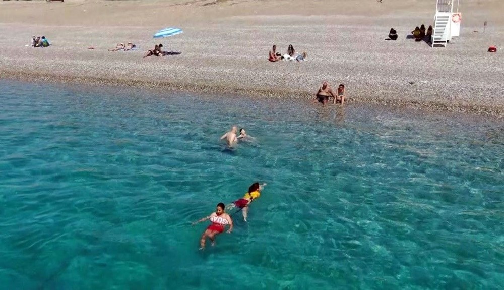 Onları gören erkekler boğulma numarası yapıyor: Kadın cankurtaranlardan "yalancı çoban" hatırlatması - 15