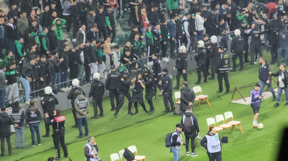 Kocaelispor - Sakaryaspor depremzedelere yardım maçında taraftar arasında kavga - 5
