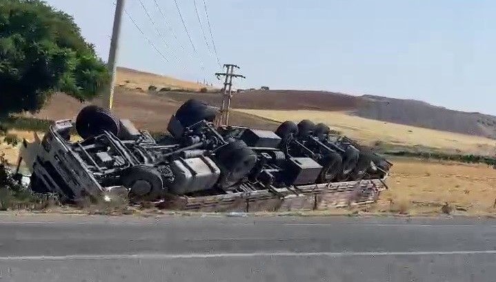 Adıyaman'da kamyon devrildi