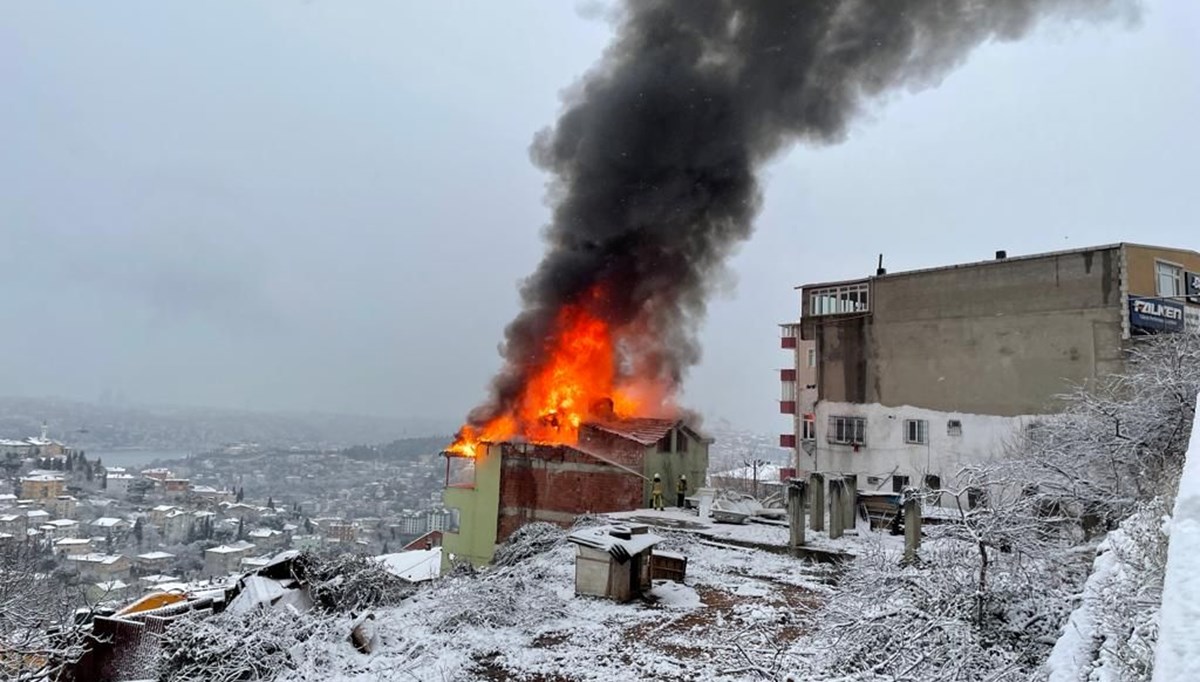 Üsküdar'da 3 katlı binanın çatısı alev alev yandı