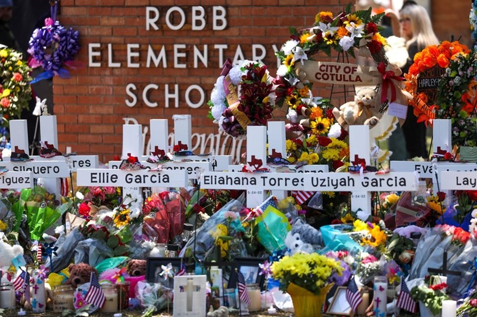 Teksas'taki okul saldırısının mağdurları 27 milyar dolarlık toplu dava açtı - 1