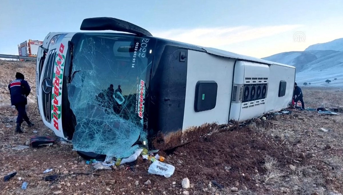 SON DAKİKA HABERİ: Afyonkarahisar'da yolcu otobüsü devrildi: 8 kişi öldü, 42 kişi yaralandı