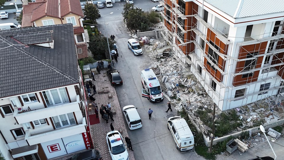 Sakarya'da feci olay: İnşaatta üzerine asansör düşen 2 işçi öldü - 1