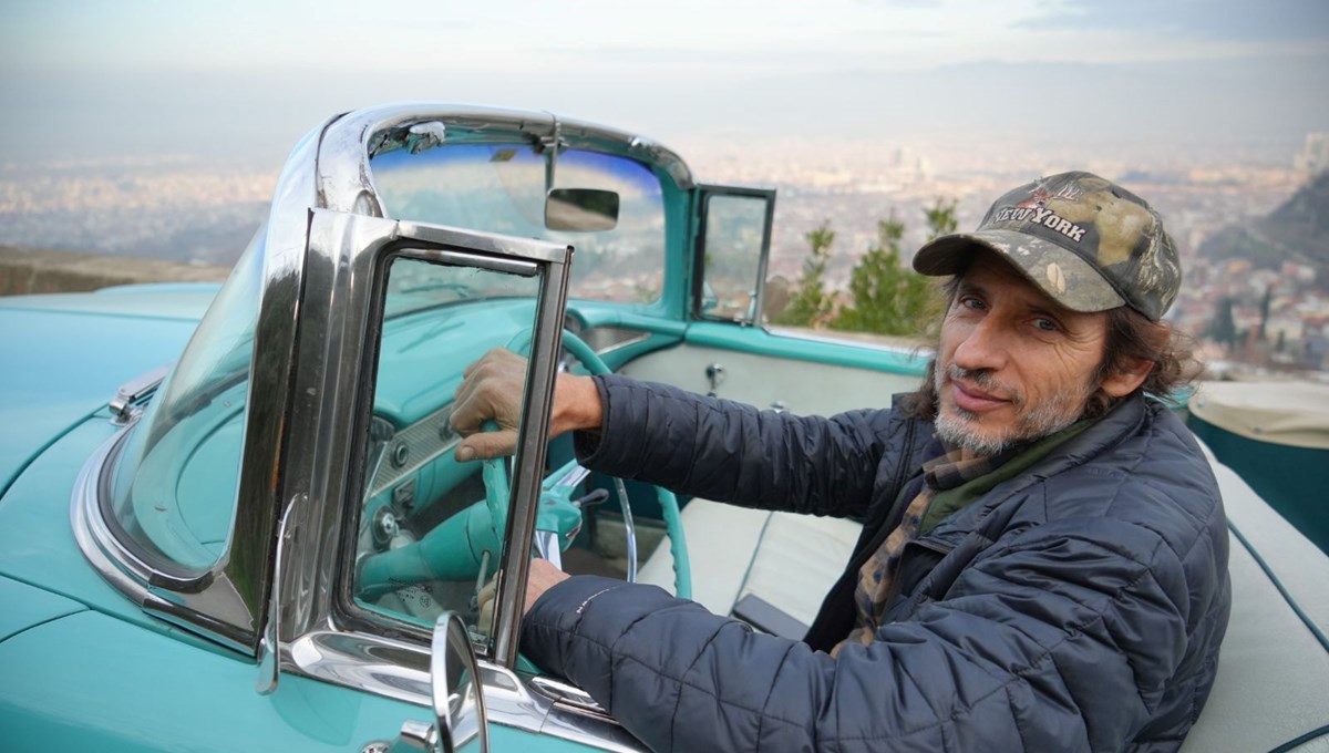 Amerika'da kullandığı klasik otomobilleri Bursa'daki evinin garajına taşıdı: Görenler yoğun ilgi gösteriyor