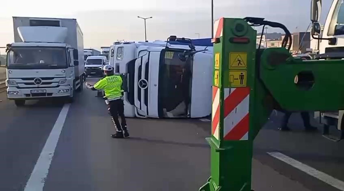Kaza nedeniyle yan yatan TIR Kaza nedeniyle yan yatan TIR