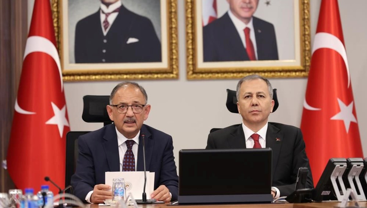 Bakan Özhaseki ve Bakan Yerlikaya, denize kıyısı olan şehirlerin valileriyle bir araya geldi Bakan Özhaseki ve Bakan Yerlikaya, denize kıyısı olan şehirlerin valileriyle bir araya geldi