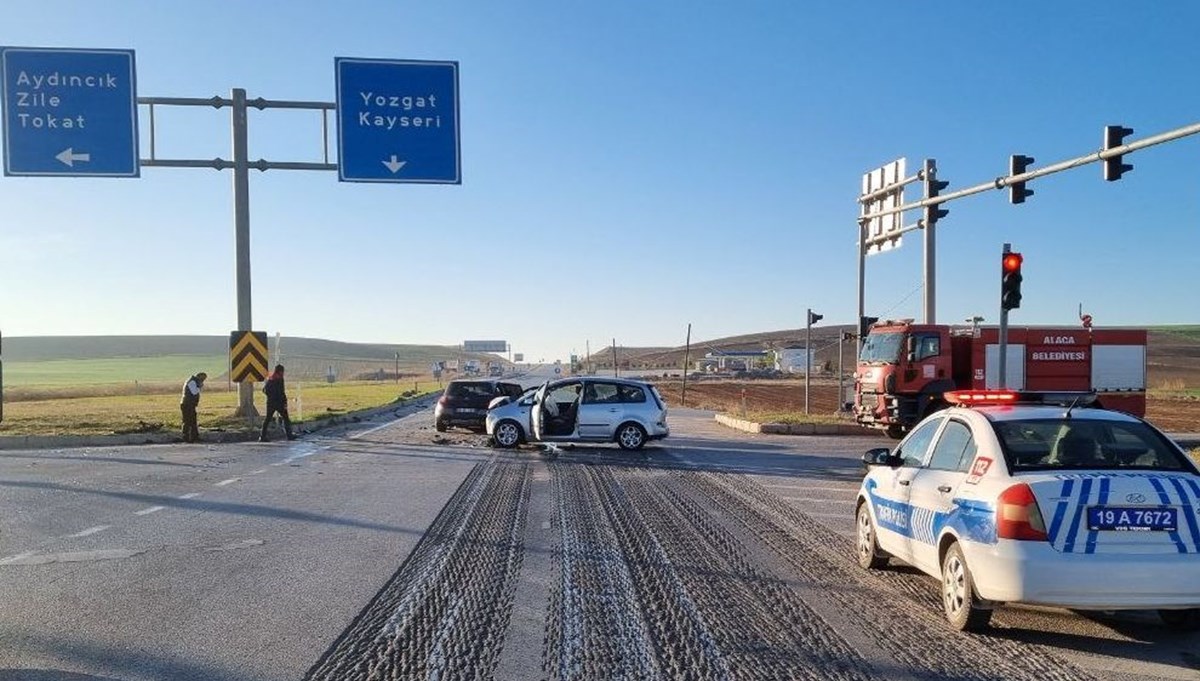 Çorum'da TIR ve 2 otomobil çarpıştı: 9 kişi yaralandı