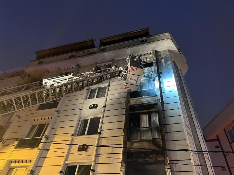 Esenyurt’ta 4 katlı binada yangın: Mahsur kalan 12 kişi kurtarıldı - 1
