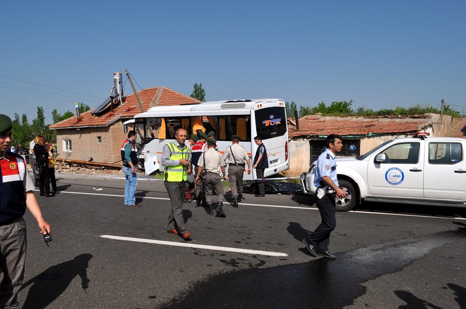 Kapadokya'ya giden öğrenci midibüsü duvara çarptı: 1 ölü - 3