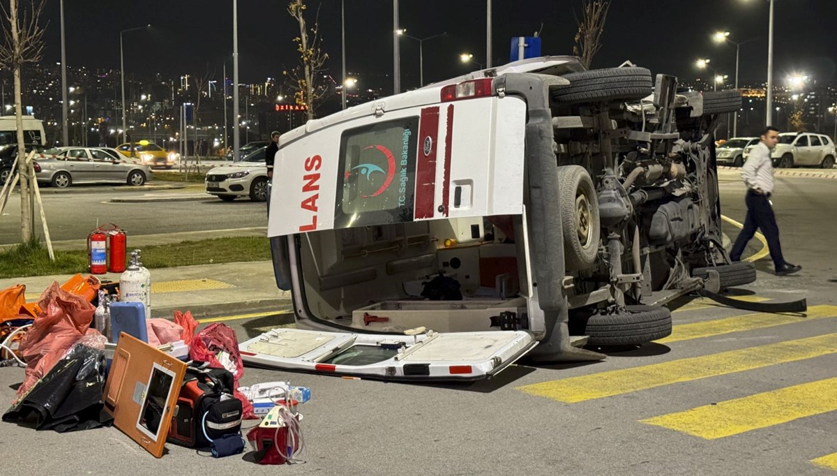 Ankara'da otomobilin çarptığı ambulans devrildi