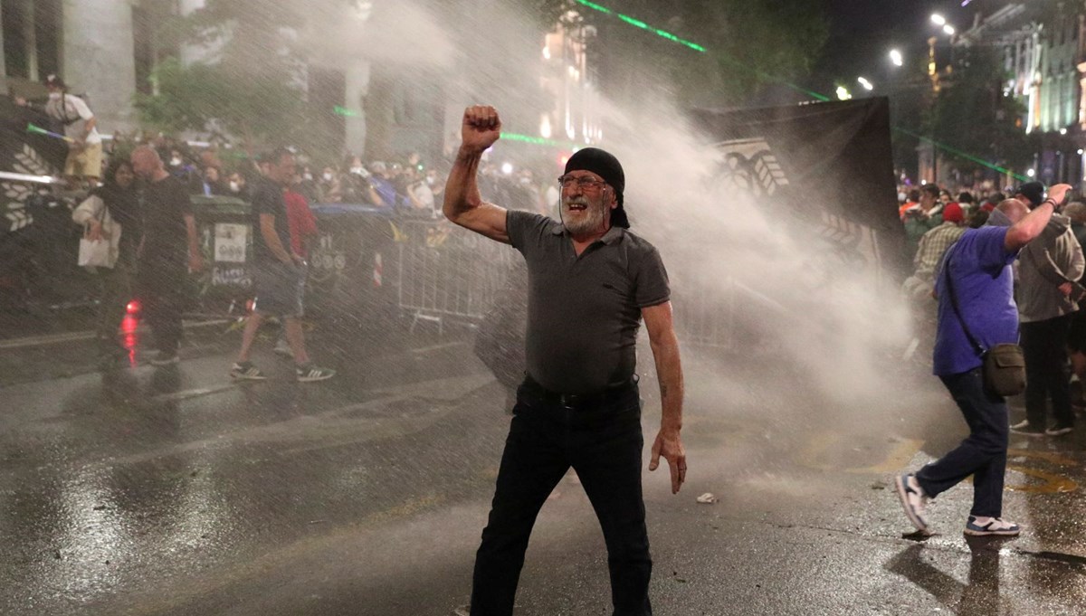 Yabancı ajanlar yasası: Protestolarda 63 kişi gözaltına alındı, 6 polis yaralandı Yabancı ajanlar yasası: Protestolarda 63 kişi gözaltına alındı, 6 polis yaralandı