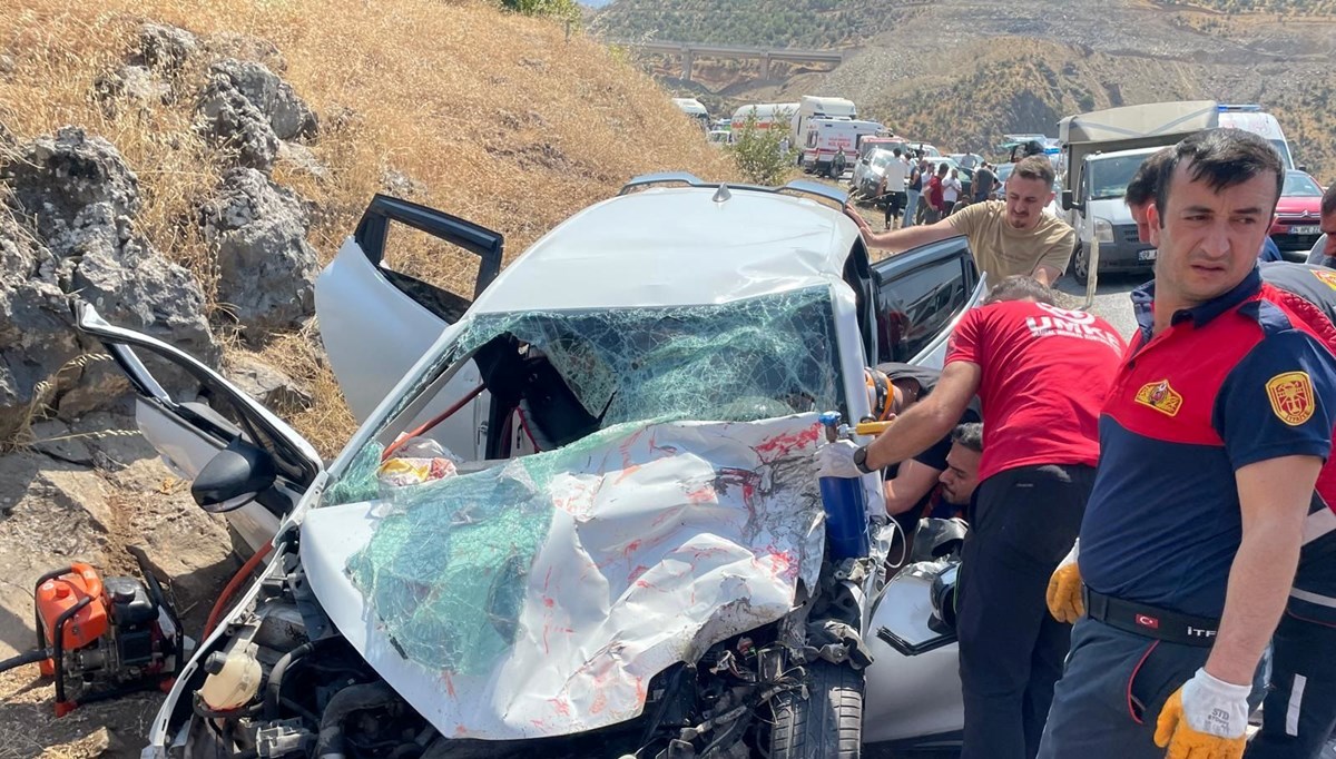 Bitlis'te otomobil ile TIR çarpıştı: 4 yaralı