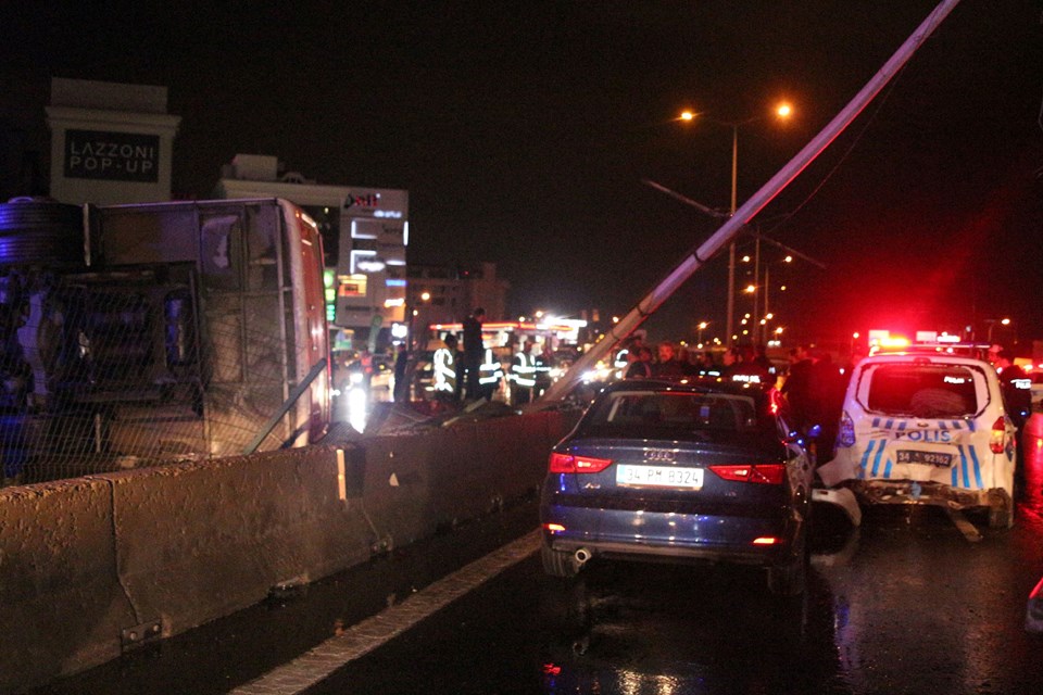 Bostancı'da midibüs devrildi: 3 ölü, 17 yaralı - 4