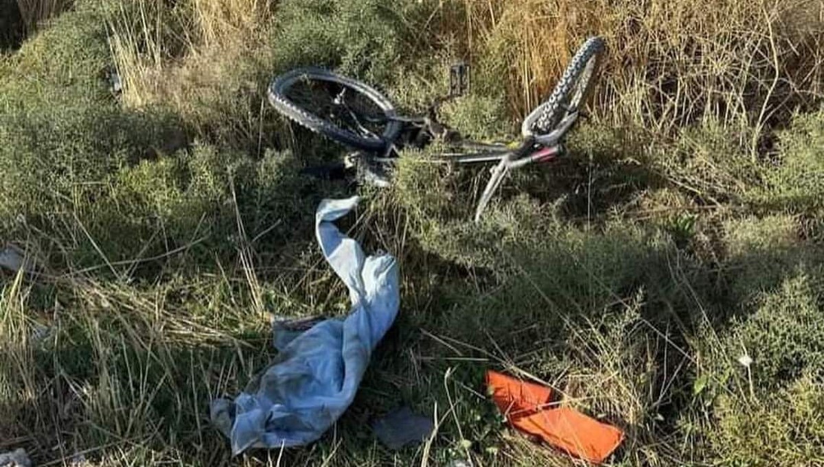 Bisikletiyle tutunduğu traktörün altında kalan çocuk öldü Bisikletiyle tutunduğu traktörün altında kalan çocuk öldü