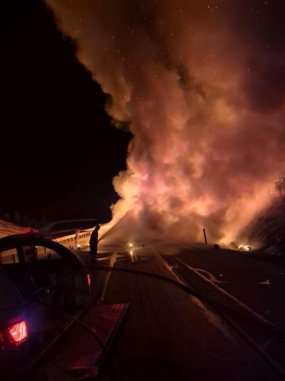 Alevler İçinde İplik Yüklü TIR: Otoban Felç! 75