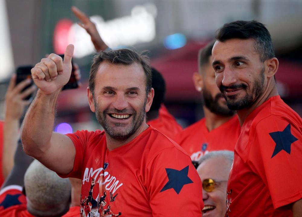 Medipol Başakşehir, şampiyonluk kupasını kaldırdı - 24