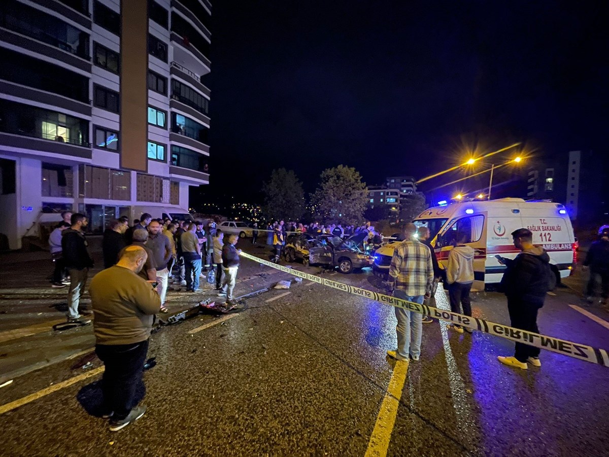 Kaza sonrası cipin alev alan motoru, yakındaki akaryakıt istasyonunda çalışanlar tarafından söndürüldü.