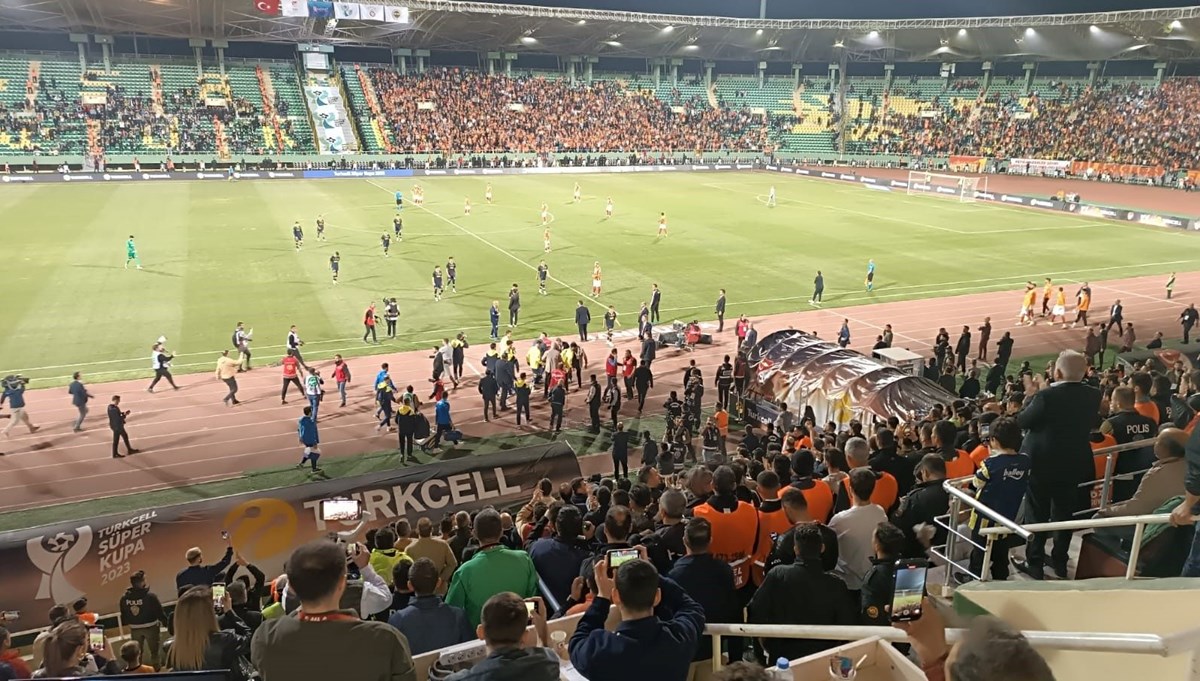 Galatasaray-Fenerbahçe Süper Kupa maçı yarım kaldı: Fenerbahçe sahadan çekildi Galatasaray-Fenerbahçe Süper Kupa maçı yarım kaldı: Fenerbahçe sahadan çekildi