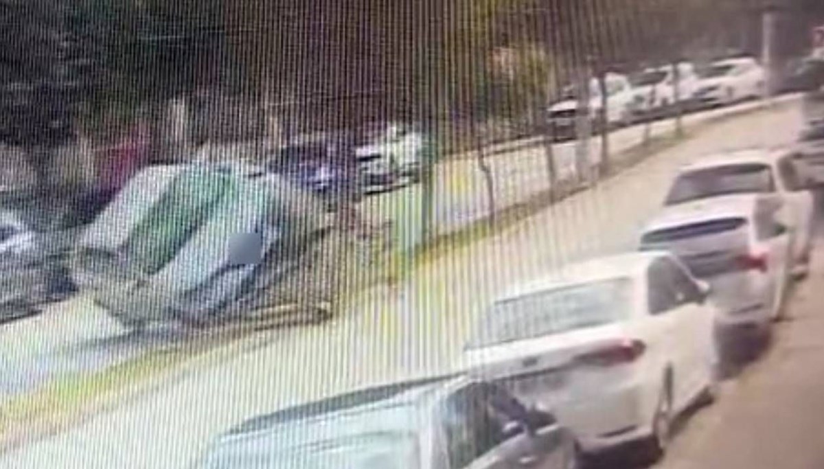 Otomobiliyle ağaca çarptı