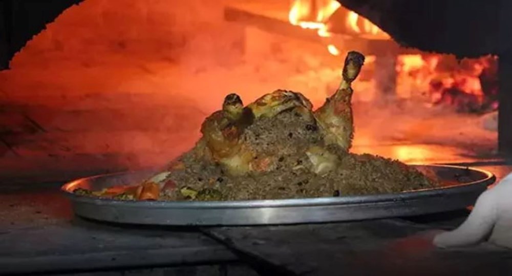 İç pilavına 1 kaşık eklemek lezzetini 5'e katlıyor: Nar gibi kızarmış yılbaşı hindisi tarifi - 8