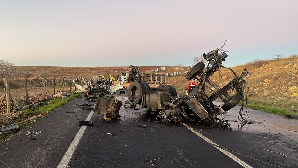 Şanlıurfa'da 2 TIR'ın çarpıştığı kazada 2 kişi öldü, 1 kişi yaralandı - 1