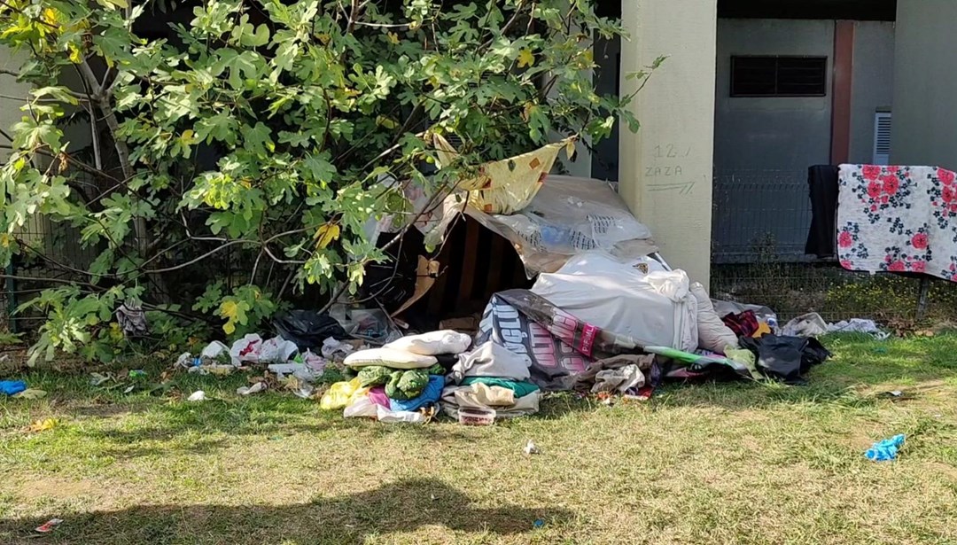 Tramvay durağı yanında çadırda yaşayan kişi ölü bulundu